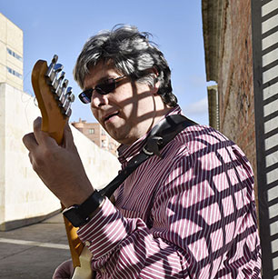 Fernando Cyborg a la guitarra eléctrica